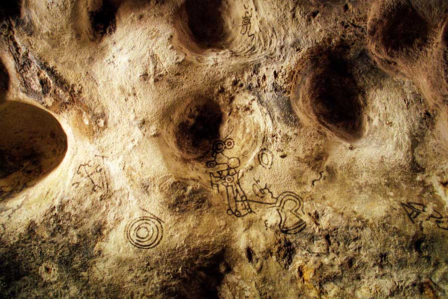 Cave paintings by Taíno indians, Cueva de Ambrosio – Photo: Alamy old indian paintings on cave wall