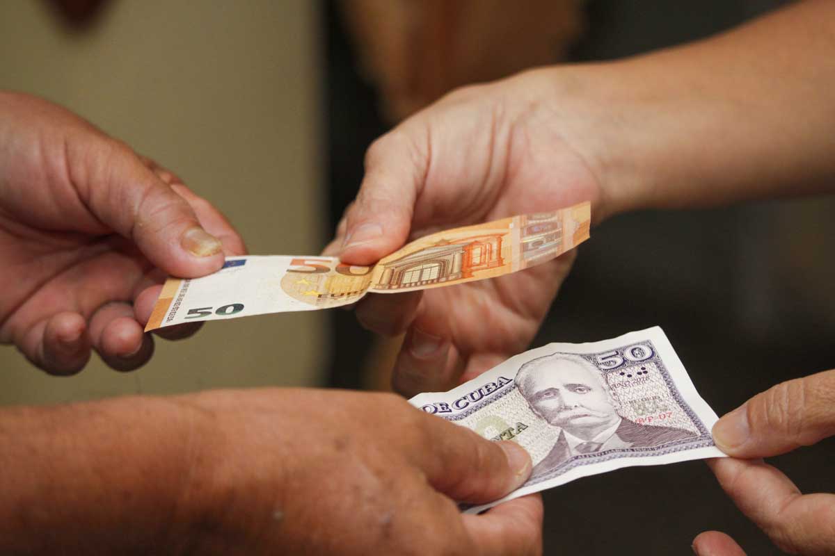Changing euros for Cuban Pesos – Photo: Shutterstock