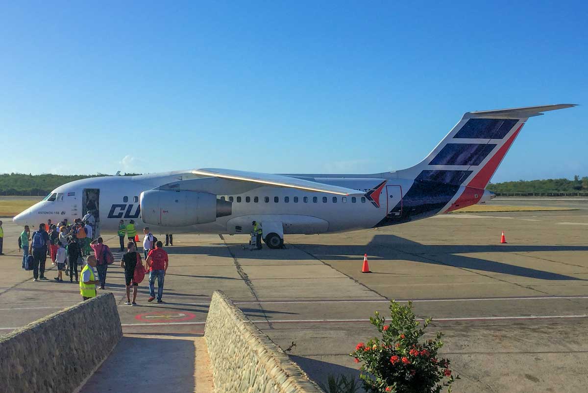 Domestic airplane at Santiago de Cuba airport – Photo: Shutterstock