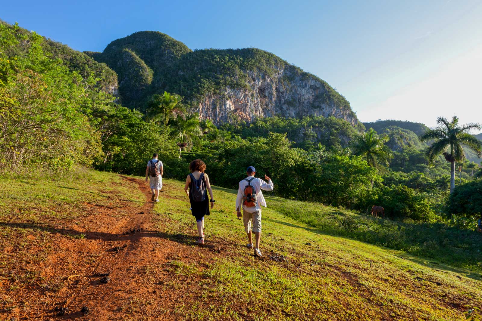 Hiking in the valley of Vinales – Photo: Shutterstock