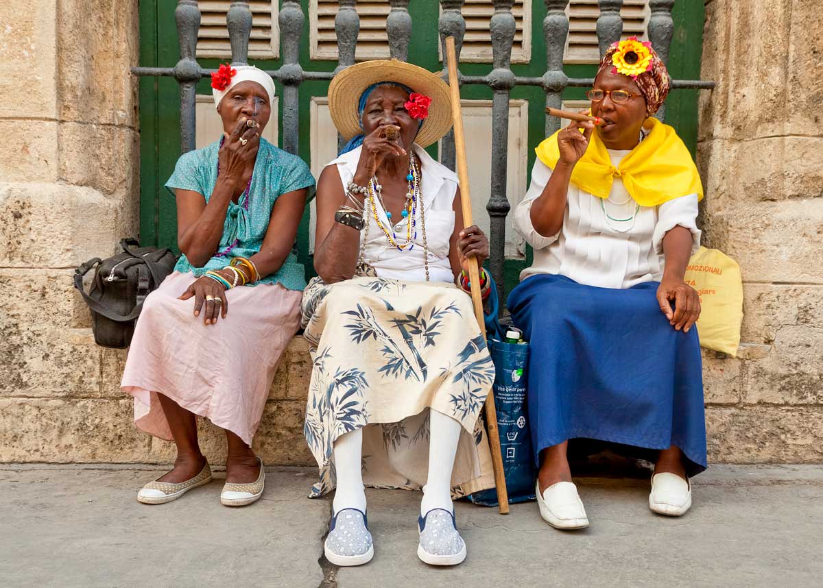 Ladies smoking Cuban cigars, Havana – Photo: Shutterstock three cuban women smoking cigars