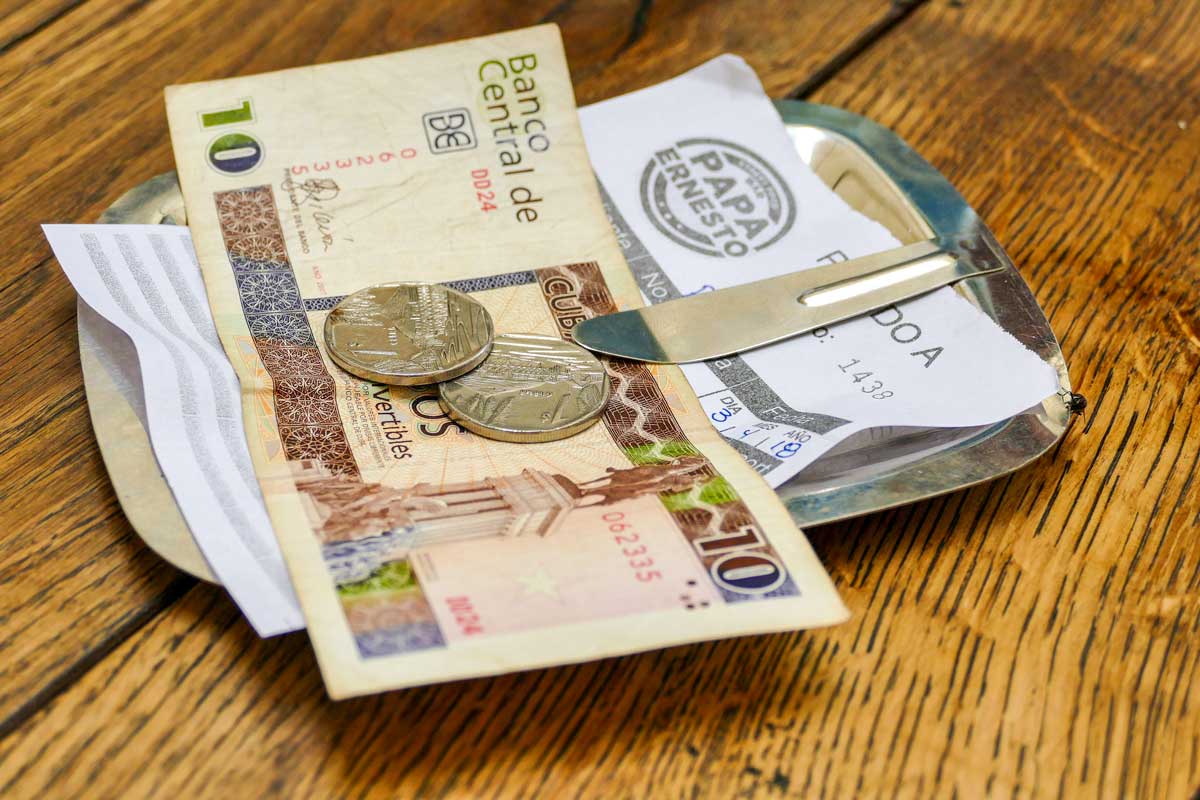 Bill payment in Havana – Photo: Alamy