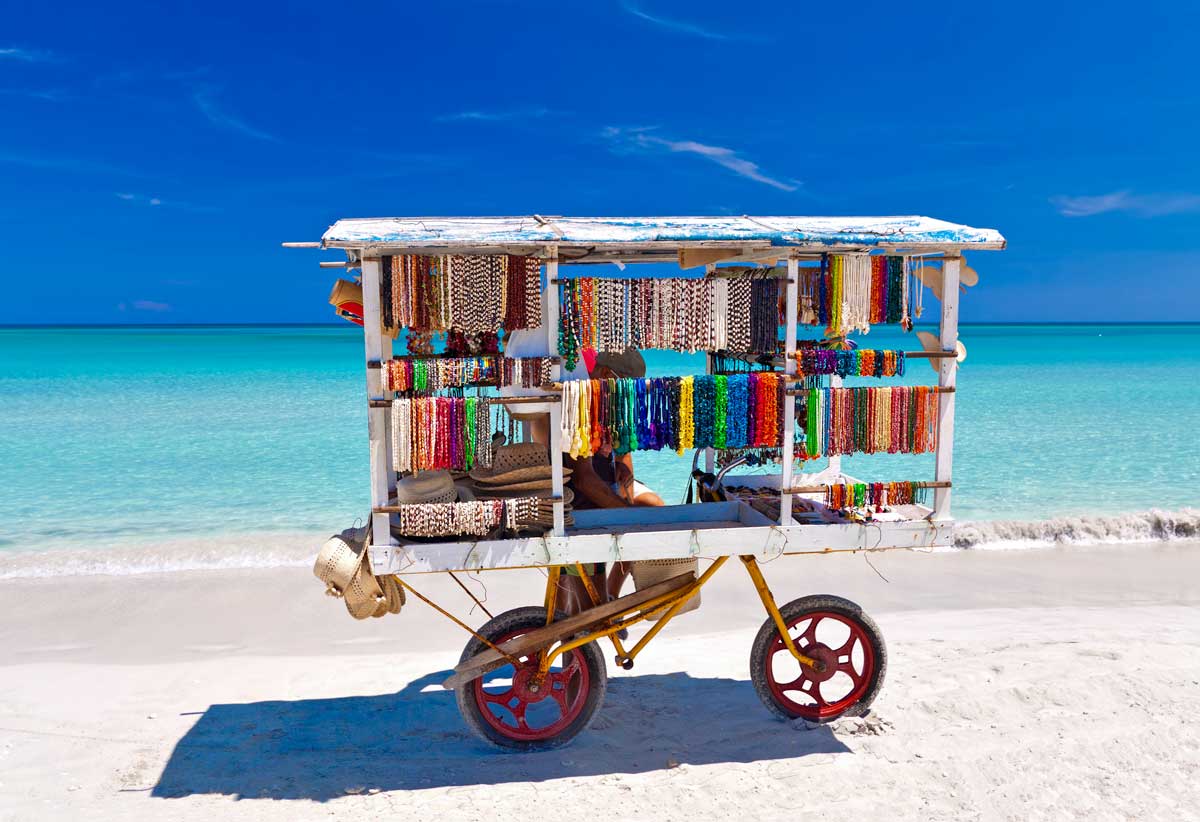 Cart with souvenirs, Varadero – Photo: Shutterstock