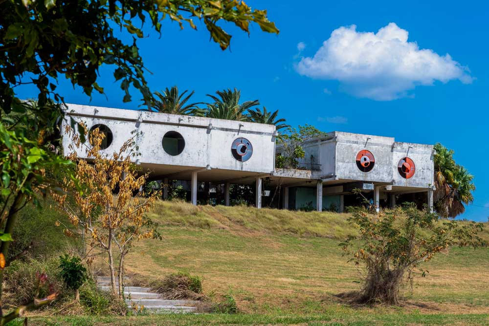 Abandoned building at the Tarará village compound – Photo: Alamy Abandoned concrete building on stilts with broken glass windows