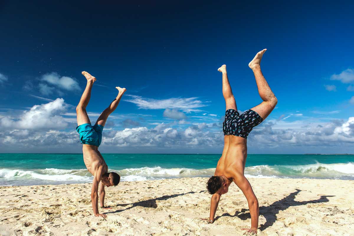 Travelers on a beach in Varadero – Photo: Unsplash